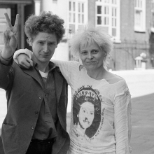 Η Βίβιεν Γουέστγουντ με τον μάνατζερ των Sex Pistols και κολλητό της Malcolm McLaren έξω από την Bow street