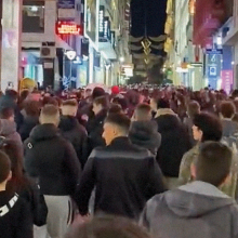 Στιγμιότυπο από την πορεία στην Ερμού υπέρ της απελευθέρωσης του Άντριου Τέιτ