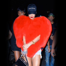 Ριάνα φοράει για πανωφόρι μια καρδιά