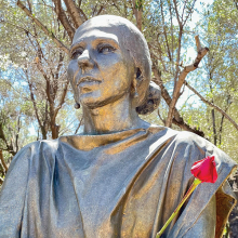 Το τριαντάφυλλο της παρηγοριάς για την ημέρα του Αγίου Βαλεντίνου στο άγαλμα της Κάλλας