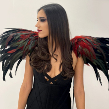 κοπέλα με αποκριάτικα φτερά 