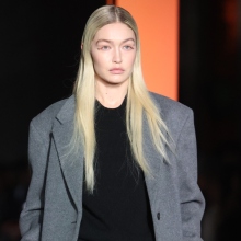 Η Gigi Hadid στην πασαρέλα FW23 της Prada