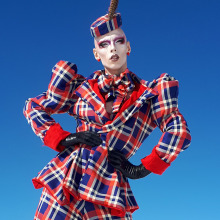 Cheddar Gorgeous με κουστούμι σχεδιασμένο από τον Liquorice Black, 2017