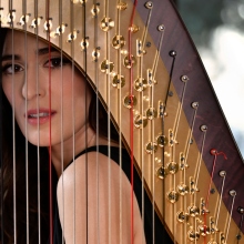 Η ερμηνεύτρια και ηθοποιός Βερόνικα Δαβάκη μιλάει για το μεγάλο της ταξίδι στο ελληνικό τραγούδι αλλά και το θέατρο.