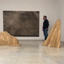 Ο Κώστας Χριστόπουλος στήνοντας την έκθεση "Flashbang" (Κρότου-λάμψης) στην γκαλερί Ζουμπουλάκη