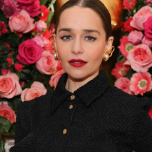 H ηθοποιός Emilia Clarke (Game of Thrones) με total Schiaparelli.