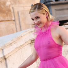 Η ηθοποιός Florence Pugh στο Valentino Haute Couture Show με διάφανο ροζ φόρεμα