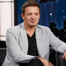 Ξανά στα πόδια του ο Jeremy Renner μετά το ατύχημα με το εκχιονιστικό