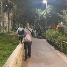 Η σχέση μπαμπά - κόρης: Η συγγραφέας Λένα Διβάνη κυκλοφορεί στην πόλη, φωτογραφίζει ό,τι της κάνει κλικ και γράφει μερικές σκέψεις