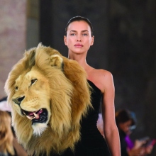 Η Irina Shayk στην επίδειξη SS23 Sciaparalli