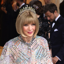 Η Anna Wintour στο κόκκινο χαλί του MET Gala 2022. 
