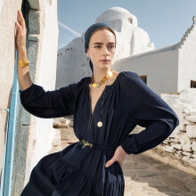 Γυναίκα μοντέλο με ρούχα Ancient Kallos