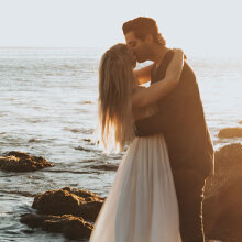 Ζευγάρι φιλιέται με φόντο το ηλιοβασίλεμα