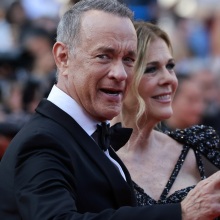 76ο Φεστιβάλ Καννών: Η στιγμή εκνευρισμού του Τομ Χανκς με εργαζόμενο της διοργάνωσης και η επεξηγηματική ανάρτηση της Ρίτα Γουίλσον.