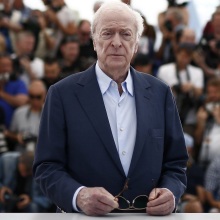 Μάικλ Κέιν: Ο βετεράνος ηθοποιός έγραψε βιβλίο θρίλερ - «Deadly Game» ο τίτλος του μυθιστορήματος που κυκλοφορεί τον Νοέμβριο. 