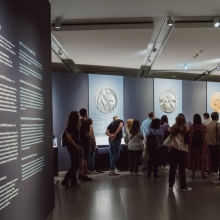 Ξενάγηση στην έκθεση «H άλλη όψη τoυ νομίσματος: Ένα ταξίδι στην ιστορία» της Alpha Bank στο Ίδρυμα Β. & Ε. Γουλανδρή