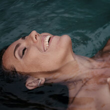 Γυναίκα επιπλέει στο νερό