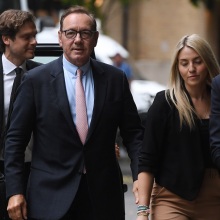 Κέβιν Σπέισι: Ξεκίνησε η δίκη στο Λονδίνο - Αρνείται τις 12 κατηγορίες για σεξουαλική επίθεση ο 63χρονος Αμερικανός ηθοποιός.