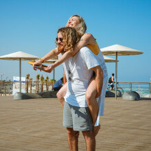 (Ζευγάρι) Γυναίκα ανεβασμένη στην πλάτη άντρα