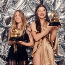 Wet Leg - Αποκλειστική Συνέντευξη: Η Rhian Teasdale και η Hester Chambers μιλούν στην ATHENS VOICE για τη μεγάλη επιτυχία τους, τη μουσική και τη ζωή τους.