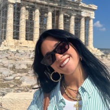 Dua Lipa: Στην Αθήνα μετά τη Σίφνο η διάσημη τραγουδίστρια - Συνεχίζει την επίσκεψή της στην Ελλάδα μαζί με τον Ρομέν Γαβρά - Οι αναρτήσεις στην Ακρόπολη.