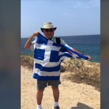 Ο 89χρονος ομογενής παππούς συγκινεί στο Tik Tok