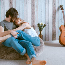 Άνδρας και γυναίκα αγκαλιασμένοι