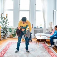 χαρούμενη οικογένεια σε σπίτι 