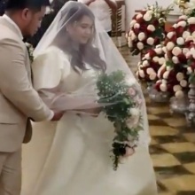 Φιλιππίνες: Γάμος τελέστηκε σε πλημμυρισμένο ναό μετά από το πέρασμα του τυφώνα Doksuri - Με αυτοσχέδια υποδήματα έφτασαν το ιερό οι νεόνυμφοι.