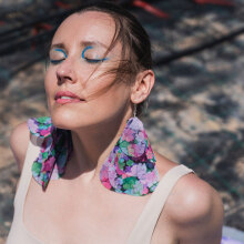 Μοντέλα με ρούχα και αξεσουάρ της συλλογής Feelings του brand m.k.e textiles