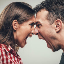 Άντρας και γυναίκα τσακώνονται