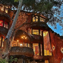 Πωλείται το εμπνευσμένο από τον Γκαουντί «Whale House» στην Καλιφόρνια έναντι 3,25 εκατομμυρίων δολαρίων - Δημιούργημα του αρχιτέκτονα Μάικλ Καρμάικλ.