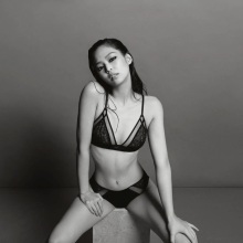 Η Jennie των Blackpink στην καμπάνια Calvin Klein