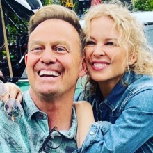 Ο Τζέισον Ντόνοβαν παραδέχεται ότι «ζήλευε» την Κάιλι Μινόγκ, καθώς «πάντα ξεχώριζε» - Η κοινή τους πορεία στην ποπ μουσική, την τηλεόραση και τη ζωή. 