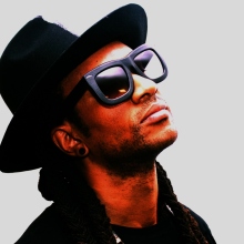 Maxim: Συνέντευξη με τον frontman των The Prodigy πριν την παρουσίαση της έκθεσης «Infinite Drama Athens» από τη The Blender Gallery και τη Varvara Roza Galleries στην Αθήνα.