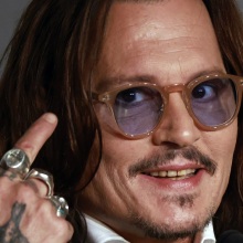 Ο Τζόνι Ντεπ πρωταγωνιστεί ξανά σε καμπάνια διάσημου αρώματος - Ανανέωσε το συμβόλαιό του με τον οίκο Dior έναντι 20 εκατομμυρίων δολαρίων.