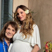 Η Ήρα Κατσαντώνη αγκαλιά με τη μητέρα της, Ελπίδα