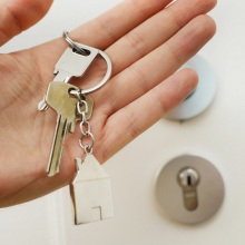 Θεσσαλονίκη: Οικιακή βοηθός κράτησε τα κλειδιά της πρώην εργοδότριάς της και έμπαινε ανενόχλητη στο σπίτι της κλέβοντας χρήματα και κοσμήματα.