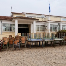 Πράγματα σχολείου στη Θεσσαλία μαζεμένα στο προαύλιο μετά το πέρασμα της κακοκαιρίας Daniel