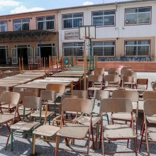 Θρανία και καρέκλες στο προαύλιο σχολείου της Θεσσαλίας μετά την πλημμύρα που προκάλεσε καταστροφές στην περιοχή