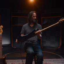 Ο Keanu Reeves εξηγεί με ένα μπάσο πώς να μην παρατάς τα όνειρά σου