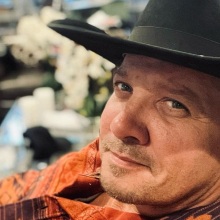 Τζέρεμι Ρένερ: Ο διάσημος ηθοποιός ανακοίνωσε ότι κυκλοφορεί μουσική εμπνευσμένη από το ατύχημα που παραλίγο να του κοστίσει τη ζωή.