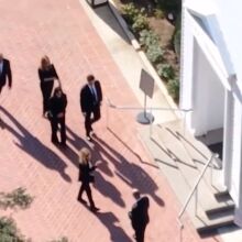 Μάθιου Πέρι: Κηδεύτηκε στο Λος Άντζελες - Οι συμπρωταγωνιστές του στα «Φιλαράκια» τον συνόδευσαν στην τελευταία του κατοικία.