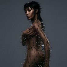 Ναόμι Κάμπελ: Η καμπάνια για τον Alexander Wang - Νέα μεταμόρφωση για το διάσημο μοντέλο - Ποζάρει γυμνή και καλυμμένη με καρφιά.