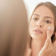 Γυναίκα βάζει κρέμα στο πρόσωπο