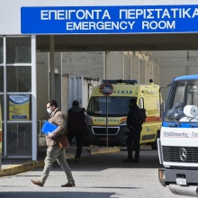 Ασθενοφόρο έξω από τον χώρο των Επειγόντων στο Νοσοκομείο του Ρίου