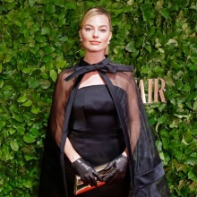 Η Μάργκο Ρόμπι με look εμπνευσμένο από τη Barbie