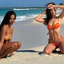 Έμιλι Ραταϊκόφσκι και Τίνα Κουνάκεϊ αγκαλιασμένες στην παραλία