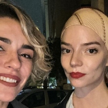 Κάτια Ταραμπάνκο: Ποζάρει με την Anya Taylor -Joy στην Αθήνα