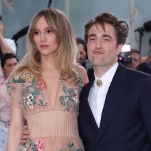 Ο Ρόμπερτ Πάτινσον αρραβωνιάστηκε με την Σούκι Γουότερχαουζ